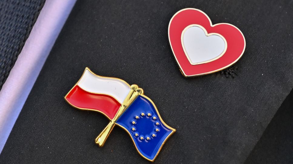 Anstecker mit der EU-Flagge und polnischen Flagge © Patrick Pleul/picture alliance/dpa