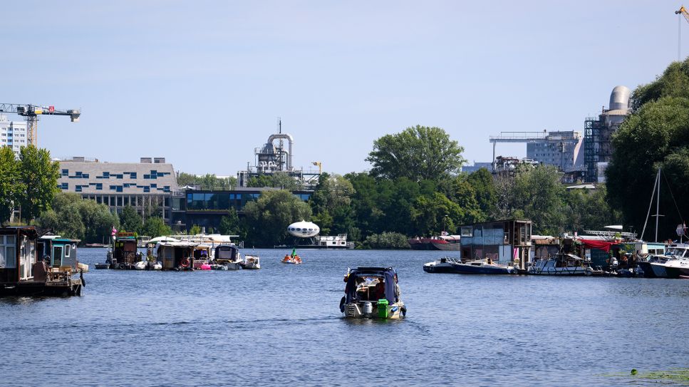 Boote fahren auf der Spree in der Nähe der Rummelsburger Bucht um ankernde Hausboote herum. © picture alliance/dpa | Bernd von Jutrczenka