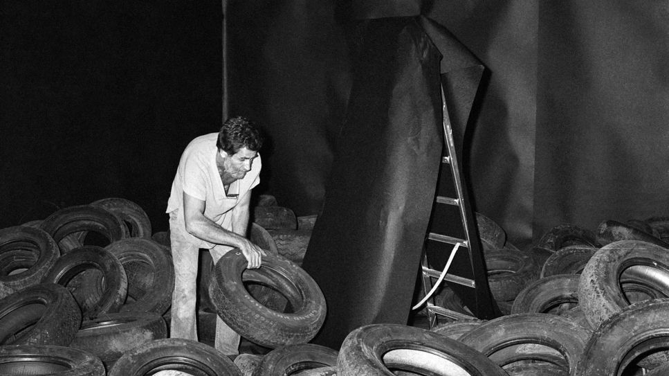 Allan Kaprow beim Aufbau der Ausstellung "Kunst wird Material" in der Neuen Nationalgalerie in West-Berlin (1982) © akg-images/Peter Hebler / picture alliance/dpa