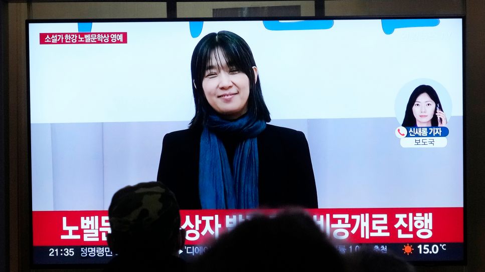 Han Kang im Fernsehen, gesehen auf eine Bahnsation in Seoul © picture alliance/ AP/ Ahn Young-joon 