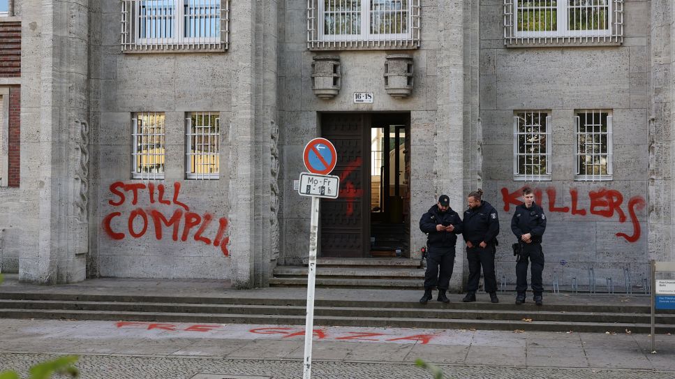 Einsatzkräfte der Polizei stehen vor einem Gebäude der Freien Universität in der Kaiserwerther Straße. Vermummte Personen hätten versucht, das Präsidium der Hochschule zu stürmen. © picture alliance/dpa | Jörg Carstensen