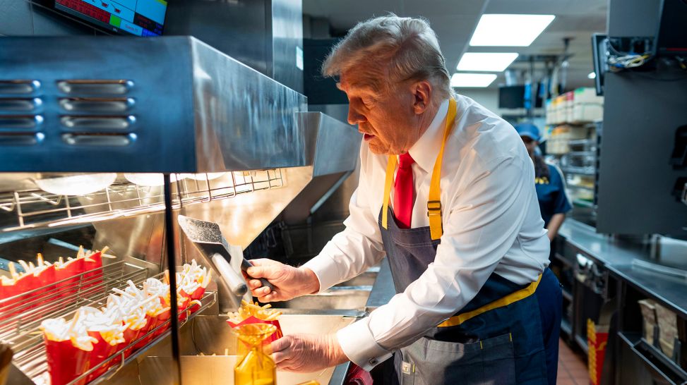 US-Wahlkampf – Donald Trump an der Friteuse bei McDonalds © picture alliance/ AP/ Doug Mills