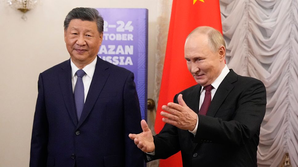 Der russische Präsident Wladimir Putin (r) gestikuliert während seines Treffens mit dem chinesischen Präsidenten Xi Jinping am Rande des BRICS-Gipfels im Kasaner Kreml. © picture alliance/dpa/Pool AP | Alexander Zemlianichenko