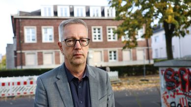 Günter Ziegler, Präsident der Freien Universität, steht vor einem Gebäude der Freien Universität in der Kaiserwerther Straße; © dpa/Jörg Carstensen