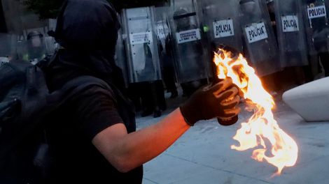 Gewalt – Demonstrant wirft Molotow-Cocktail, 56. Jahrestag des Tlatelolco Massakers in Mexico City, 02.10.2024; © picture alliance/NurPhoto/Gerardo Vieyra