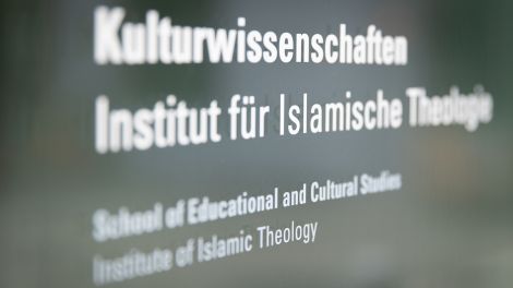 Ein Hinweisschild für das Institut für islamische Theologie; © picture alliance/dpa/Friso Gentsch