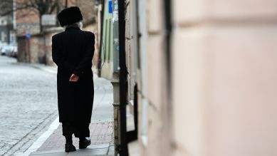 Krakau: orthdoxer Jude läuft durch eine leere Straße im Kazimierz-Viertel; © Artur Widak/NurPhoto