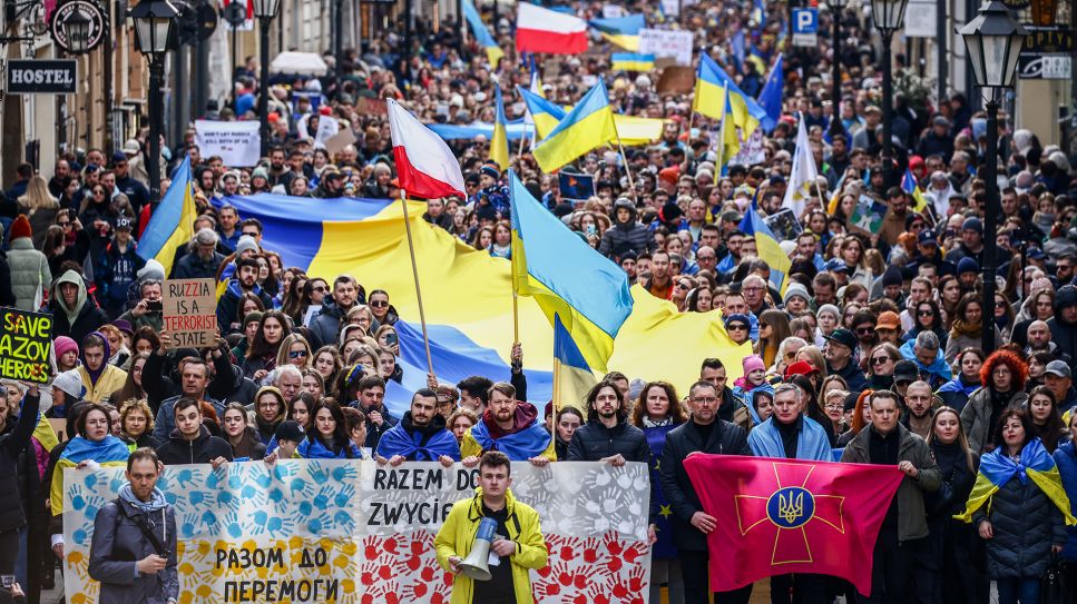 Ukrainer:innen und Unterstützer:innen beim Marsch "Together for Victory", Krakau 24.02.2024; © picture alliance/NurPhoto/Beata Zawrzel