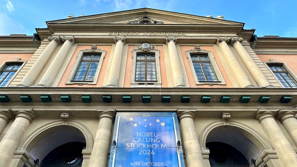 Die Schwedische Akademie gibt hinter diesen Fenstern traditionell den Literaturnobelpreisträger bekannt, ein Plakat weist darauf hin