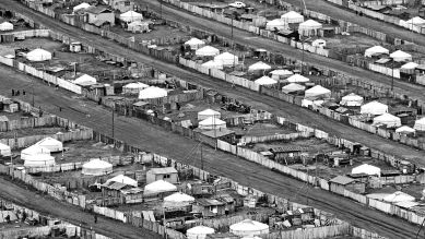 Informelle Siedlung aus Jurten und Holzhütten am Rande von Ulaanbaatar, Blick vom Berg Dsaisan, Foto von 1977 © picture alliance / Zoonar | Konrad Weiss 