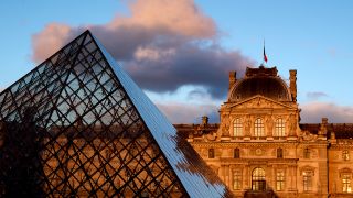 Louvre mit Pyramide © picture alliance / empics | John Walton