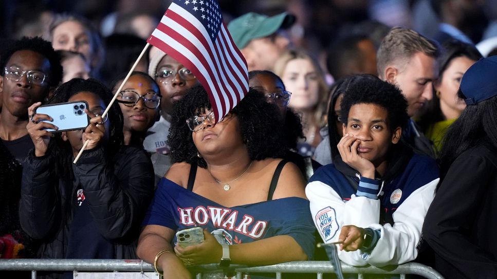 Entäuschte Harris Unterstützer beim gucken der Wahlberichterstattung auf dem Campus der Howard University in Washington © picture alliance / AP/ Mark Schiefelbein 