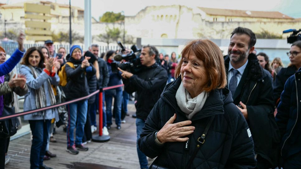 Gisele Pelicot (M), kommt mit einem ihrer Anwälte, Antoine Camus (2.v.r.), im Gerichtsgebäude von Avignon zum Prozess gegen ihren ehemaligen Partner Dominique Pelicot © picture alliance/dpa/AFP | Christophe Simon