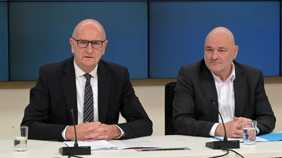 Dietmar Woidke (SPD, l), Ministerpräsident von Brandenburg, und Robert Crumbach (BSW), Fraktionsvorsitzender in Brandenburg, sprechen bei einer Pressekonferenz im Brandenburger Landtag zu Journalisten. © picture alliance/dpa | Michael Bahlo