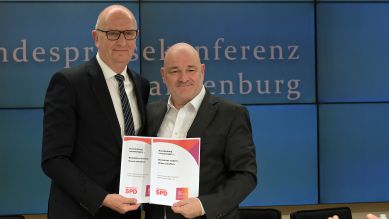 Dietmar Woidke (SPD, l), Ministerpräsident von Brandenburg, und Robert Crumbach (BSW), Fraktionsvorsitzender in Brandenburg, präsentieren ihren Koalitionsvertrag. © picture alliance/dpa | Michael Bahlo