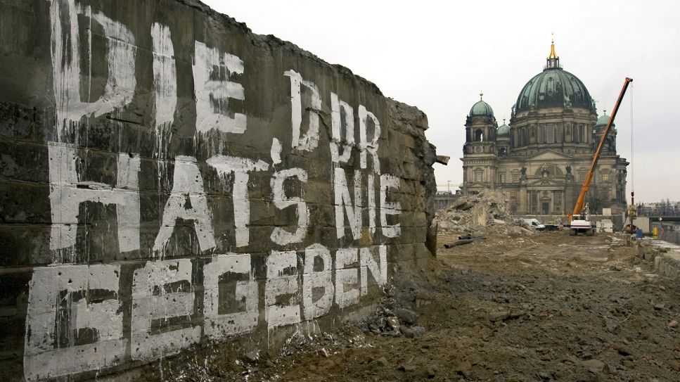 Die DDR hat's nie gegeben – steht an einer Mauer auf dem Gelände des ehemaligen Palasts der Republik geschrieben. © picture alliance / dpa | Arno Burgi 