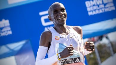 Eliud Kipchoge aus Kenia läuft beim BMW Berlin Marathon als Sieger durchs Ziel, 24.09.2023; © picture alliance/dpa/Andreas Gora