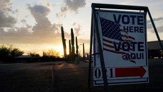 Arizona: Wegweiser zum Wahllokal bei Sonnenuntergang, Tucson 03.11.2020; © picture alliance/AP/Ross D. Franklin