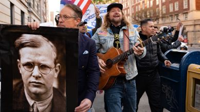 Plakat mit dem Porträt Dietrich Bonhoeffers während einer pro-israelischen Demonstration des konservativen Sängers Sean Feucht; © picture alliance/NurPhoto/Zach D Roberts