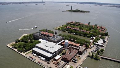 Ellis Island, im Hintergrund Liberty Island; © picture alliance/AP/Seth Wenig