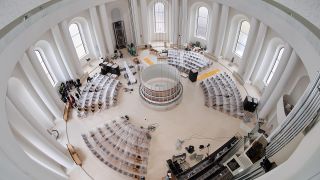 Sankt Hedwigs-Kathedrale: Blick vom Umlauf unter der Kuppel in die Kathedrale; © dpa/Christian Ditsch