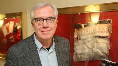 Der Regisseur Volker Heise kommt zur Premiere des Dokumentarfilms "Berlin 1933", 17.01.23; © picture alliance/dpa/Jörg Carstensen