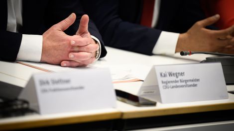 Kai Wegner (CDU), Regierender Bürgermeister von Berlin, äußert sich mit gefalteten Händen bei der Pressekonferenz zum Berliner Haushalt 2025 im Berliner Abgeordnetenhaus zu den Sparplänen des Berliner Senats