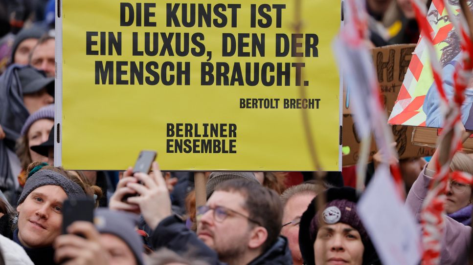 Berlin ist Kultur – Protest gegen Kürzungen im Kulturetat vor dem Brandenburger Tor, 13.11.2024; © picture alliance/Metodi Popow