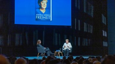 Ex-Kanzlerin Angela Merkel (r) sitzt auf der Bühne des Deutschen Theaters mit Moderatorin Anne Will bei der Vorstellung ihres Buchs "Freiheit. Erinnerungen 1954 - 2021"; © picture alliance/dpa-Pool/Michael Kappeler