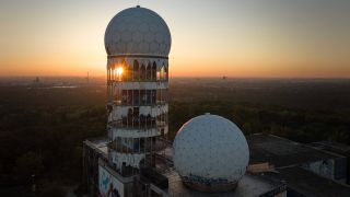 Blick auf die ehemalige Abhörstation auf dem Teufelsberg bei Sonnenaufgang; © Jörg Carstensen