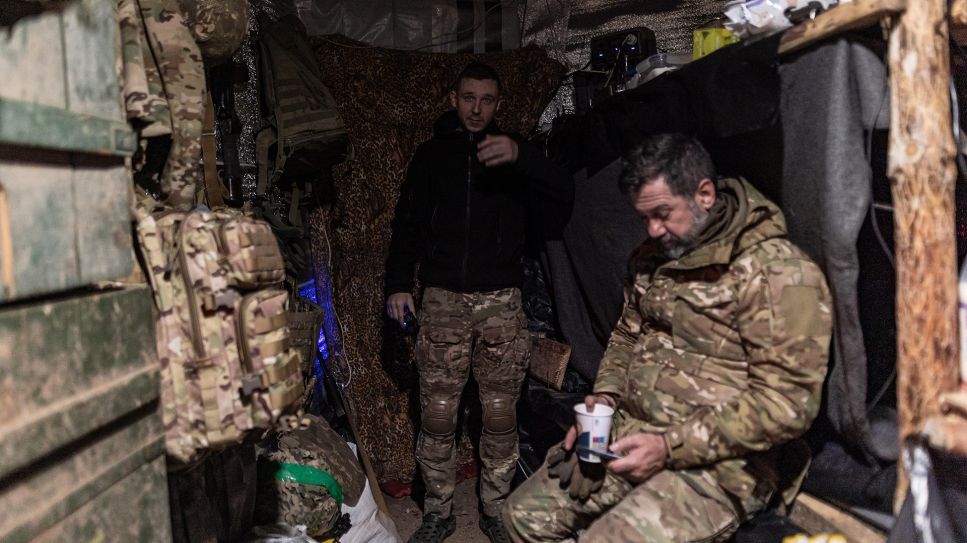 Ukrainische Soldaten in einem Unterstand, Donetsk 12.11.2024; © picture alliance/Anadolu/Diego Herrera Carcedo