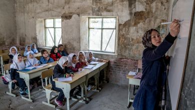 Schule in Afghanistan – Mädchen dürfen nur die Grundschule besuchen © picture alliance/ AP/ Ebrahim Noroozi 