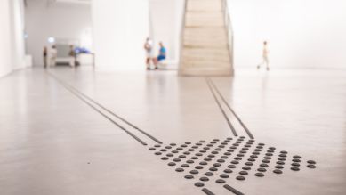 Ein Leitsystem für Sehbehinderte führt durch einen Raum der Galerie. Die Berlinische Galerie bietet verschiedene Arten von Hilfen für Menschen mit Beeinträchtigung an. © picture alliance/dpa | Hannes P. Albert