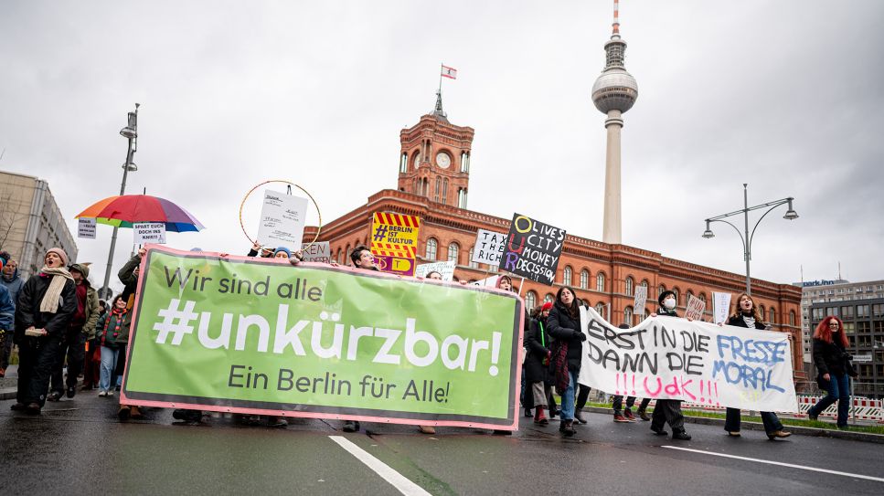 Demonstration des Bündnisses "#Unkürzbar!" gegen Sparpläne des Berliner Senats © Fabian Sommer/picture alliance/dpa