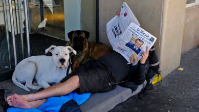 80 Jahre "Le Monde" – während der Corona-Pandemie liest ein Obdachloser die Zeitung, Paris, 15.04.2020; © picture alliance/Yaghobzadeh Alfred/ABACA