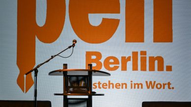 Das Logo des PEN-Berlin auf dem Kongress "Mit dem Kopf durch die Wände" im Festsaal Kreuzberg, 16.12.2023; ©