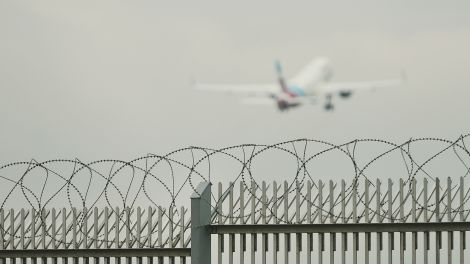 Symbolbild "Rückführung" Im Bild: Airbus A 320 der Fluggesellschaft Eurowings beim Start vom Stuttgarter Flughafen; © picture alliance/Daniel Kubirski