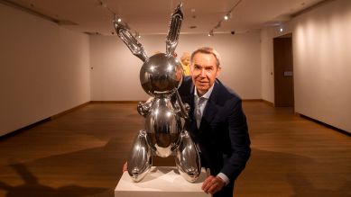 Jeff Koons neben seinem Werk "Rabbit" (Oxford, 2019) © Steve Parsons/empics / picture alliance/dpa