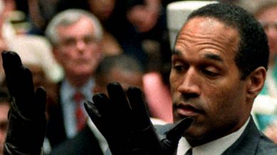 O.J. Simpson bei der "Handschuhanprobe" im Doppelmordprozess in Los Angeles (21.06.1995) © Vince Bucci/picture alliance/dpa