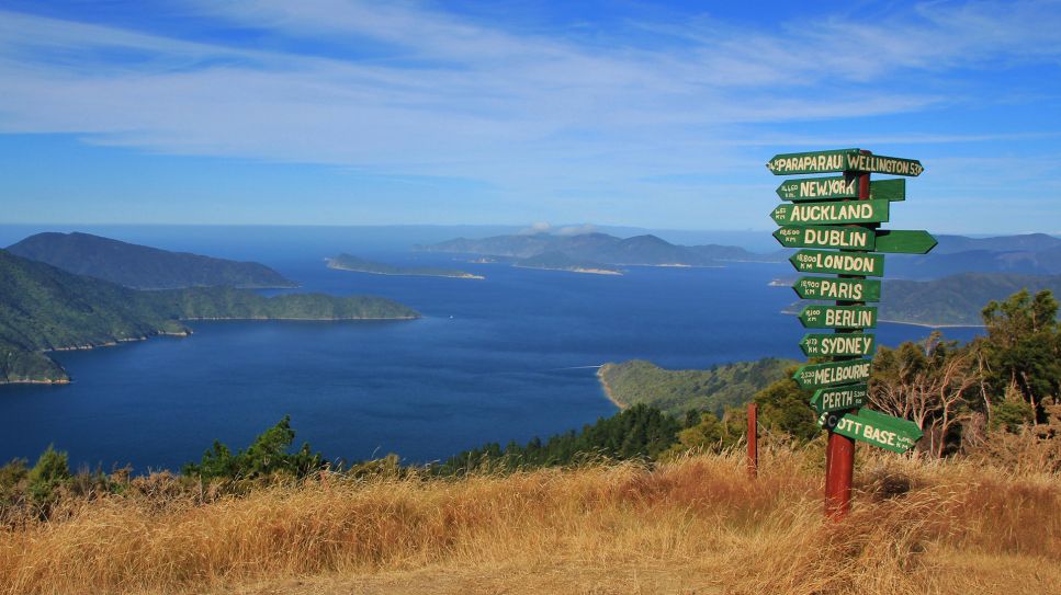 Internationale Richtungspfeile auf dem Queen Charlotte Track, Neuseeland © picture alliance/ Zoonar/ Ursula Perreten 