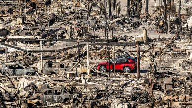 Brandkatastrophe in Pacific Palisades. Ein unversehrtes Auto steht in der vom Feuer völlig zerstörten Umgebung. © picture alliance/ AP/ Noah Berger