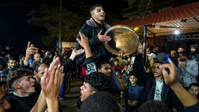 Waffenruhe in Gaza – Palästinenser feiern die Vereinbarung. zwischen Israel und Hamas © picture alliance / AP/ Abdel Kareem Hana