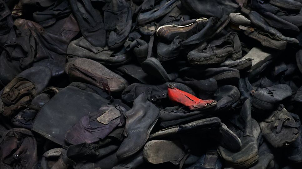 Gedenkstätte Auschwitz-Brikenau –  Schuhe, die Häftlingen abgenommen wurden, sind in der Gedenkstätte und dem Museum Auschwitz-Birkenau, einem ehemaligen deutschen Konzentrations- und Vernichtungslager ausgestellt. © picture alliance/ NurPhoto/ Jakub Porzycki