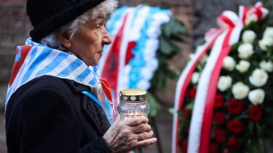 Gedenkfeier zur Befreiung des KZ Auschwitz vor 80 Jahren. Eine Holocaust-Überlende stellt eine Kerze an der Todeswand in der Gedankstätte Auschwitz ab. © picture alliance/ ZUMAPRESS.com/ Beata Zawrzel © 