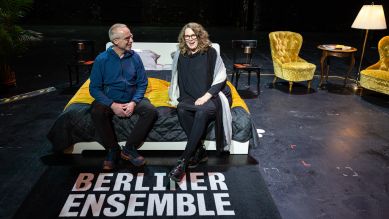 Stefanie und Christoph Siegmann sitzen auf einem Bett auf der Bühne im Berliner Ensemble; © picture alliance/dpa/Hannes P. Albert