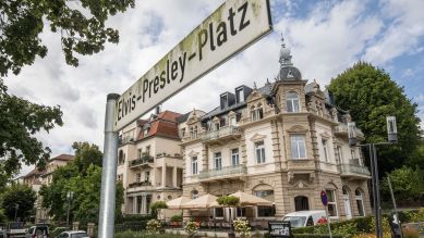 Elvis-Presley-Platz und das Hotel Villa Grunewald in Bad Nauheim; © picture alliance/dpa/Frank Rumpenhorst