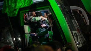 Waffenruhe in Gaza: Eine palästinensische Gefangene wird begrüßt, bevor sie aus einem Bus aussteigt, Westjordanland, 19.01.2025; © picture alliance/AP/Leo Correa