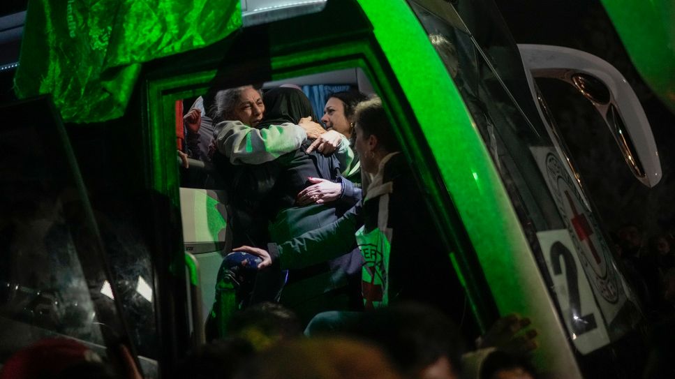 Waffenruhe in Gaza: Eine palästinensische Gefangene wird begrüßt, bevor sie aus einem Bus aussteigt, Westjordanland, 19.01.2025; © picture alliance/AP/Leo Correa