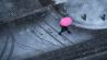 Eine Person mit Regenschirm geht an einem kalten Wintertag eine verschneite Straße in Charlottenburg entlang, Berlin 09.01.2025; © picture alliance/SZ Photo/Olaf Schülke