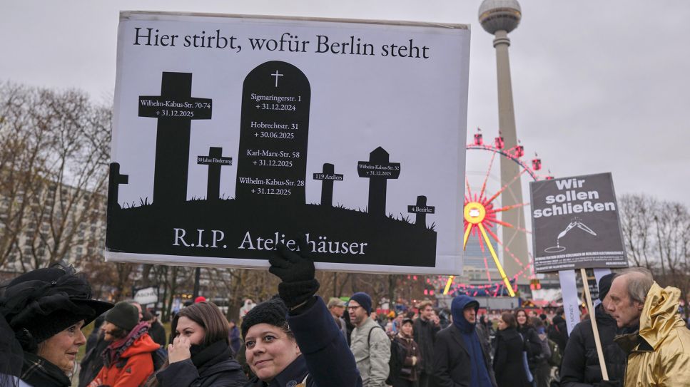 Plakat "R.I.P. Atelierhäuser" beim Trauermarsch der Kulturszene, Berlin, 29.11.2024; © picture alliance/imageBROKER.com/Rolf Zöllner